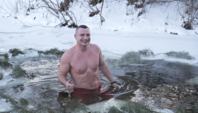 Klitschko se sumerge en un agujero de hielo