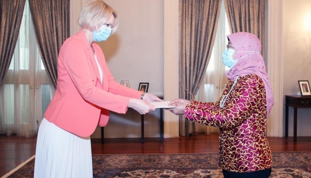 Ukrainian ambassador presents credentials to president of Singapore