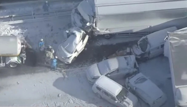 В Японії сніговий шторм зіштовхнув 134 авто