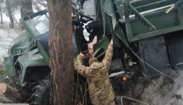На Львівщині перекинулася військова вантажівка, 13 постраждалих