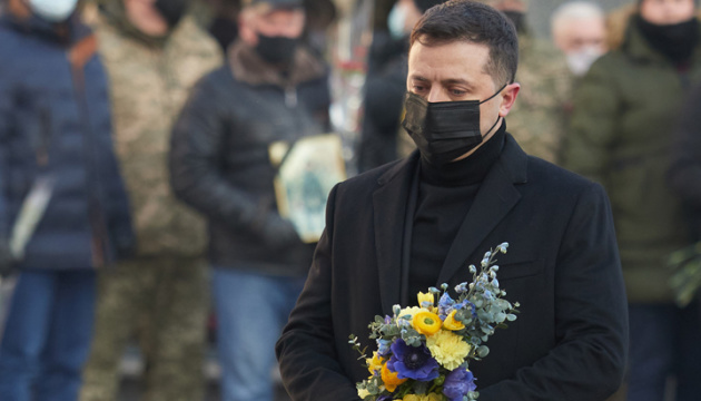 Präsident Selenskyj gedenkt der Soldaten, die für Unabhängigkeit der Ukraine fielen