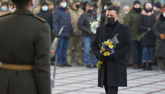 Zelensky a commémoré les défenseurs de l'aéroport de Donetsk