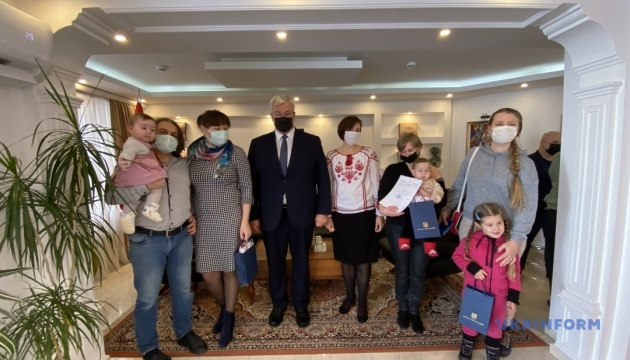 В Анкарі новонародженим українцям вручили вишиванки та паспорти