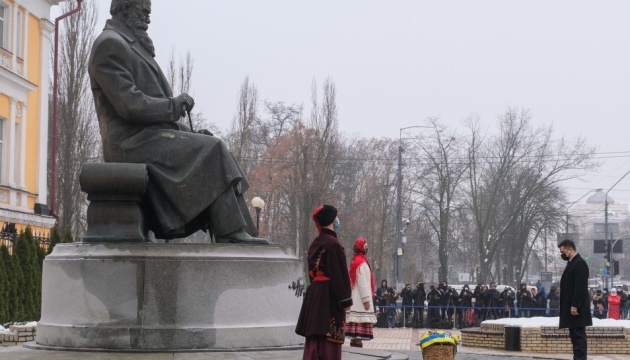 Líderes de Ucrania depositan flores en el monumento a Grushevsky