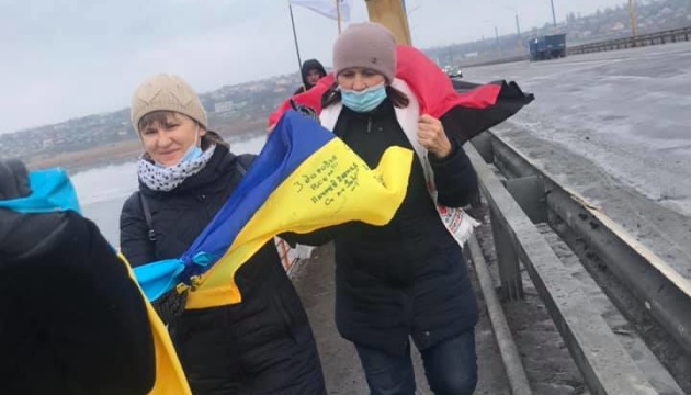 Херсонці створили «ланцюг єдності» на мосту через Дніпро