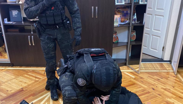 На Харківщині за прикриття незаконних вирубок затримали підполковника поліції На Харківщині за прикриття незаконних вирубок затримали підполковника поліції