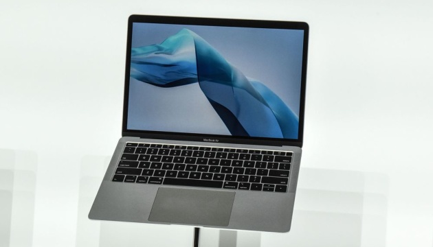 Apple розробляє легшу версію «повітряного» MacBook — ЗМІ