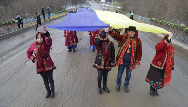 На межі Тернопільської та Хмельницької областей з’єднали 50-метровий прапор