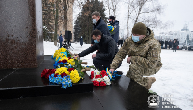 У Краматорську на День Соборності поклали квіти до пам’ятника Шевченку