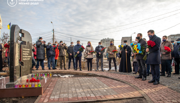 У Маріуполі вшанували пам'ять загиблих під час обстрілу мікрорайону «Східний»