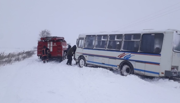 На Волині витягли зі снігового замету шкільний автобус з дітьми