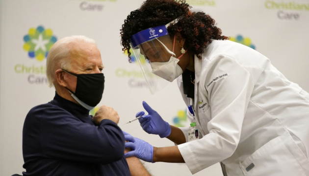 Байден наказав за три тижні відкрити десятки тисяч нових пунктів вакцинації