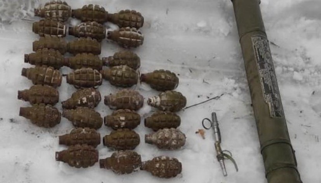На Луганщині зі схрону оголошеного у розшук бойовика вилучили майже 30 гранат