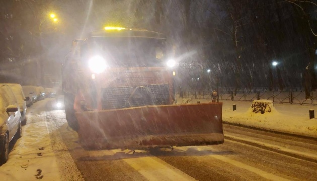 Снігопад у Києві: на дороги вивели 359 одиниць техніки