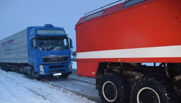 На Миколаївщині через негоду - затори з десятків вантажівок 