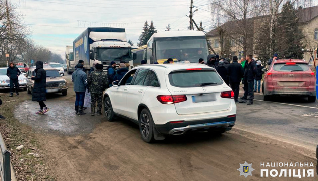 На Буковине снова перекрыли магистраль, полиция просит маршрутки ехать в объезд На Буковине снова перекрыли магистраль, полиция просит маршрутки ехать в объезд