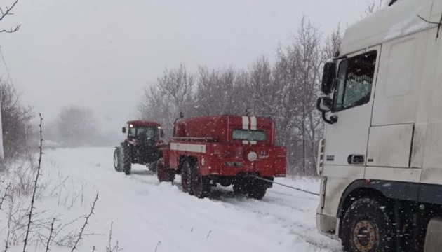 Киевщина из-за снегопада ограничивает движение грузовиков