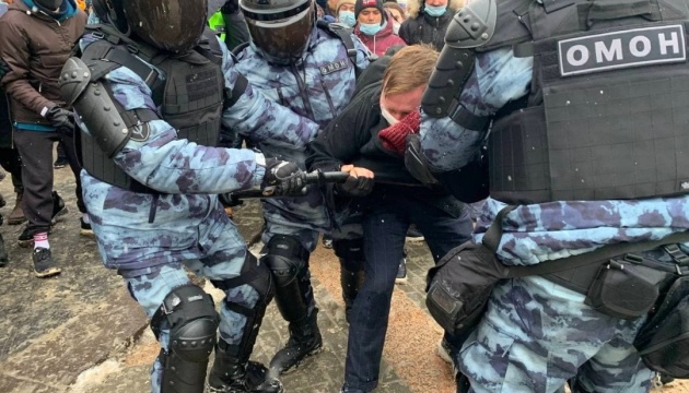 ОМОН б'є людей на протестах: у Росії вже понад 4000 затриманих