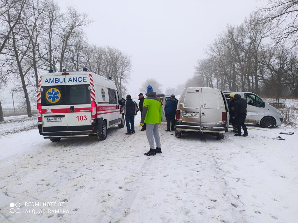 ДТП на Тернопільщині: постраждали семеро дорослих та двоє дітей.