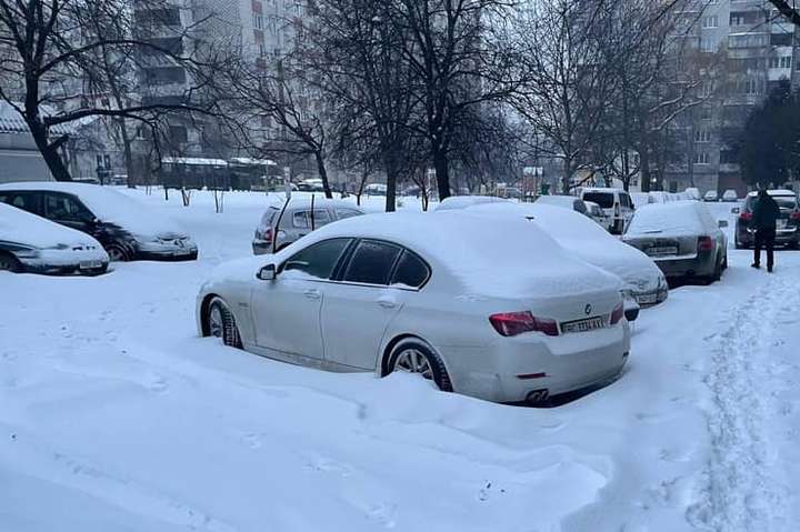 На Львівщині через снігопади обмежили рух транспорту та відмінили авіарейси