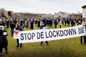 Вакцины против COVID-19 есть, но мир до сих пор трясет от страха и безответственности