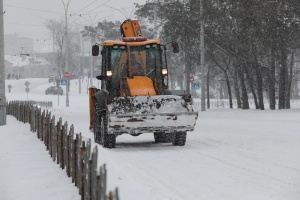 У Києві сніжитиме до вечора - зранку вулиці прибирають понад 100 машин