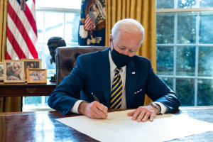 バイデン米大統領、対ウクライナ４００億ドル支援法に署名