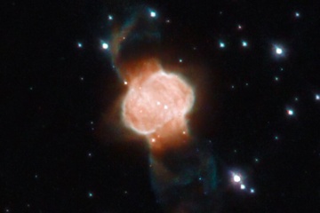 Hubble показав туманність із двома зірками та «метеликом»