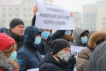 Моряки пришли с протестом под Херсонскую ОГА