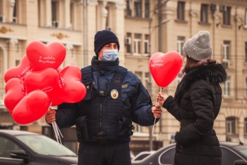 У Харкові та Маріуполі нацгвардійці дарували перехожим валентинки