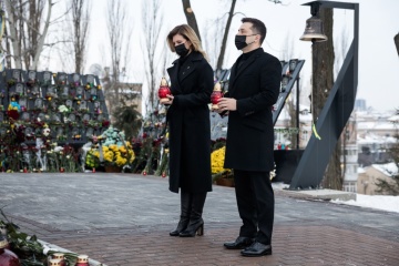 Президентське подружжя вшанувало подвиг Героїв Небесної Сотні