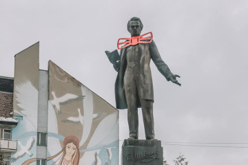 До 150-річчя Лесі Українки на пам’ятники у Дрогобичі вдягнули краватки