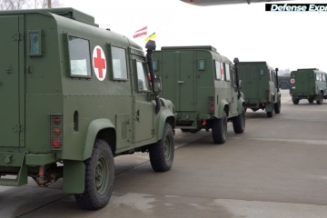 Латвія передала українським військовим медичні автомобілі