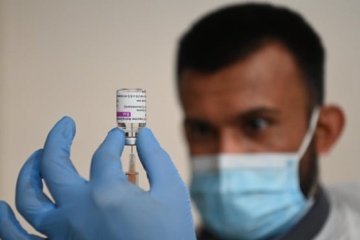 Оксфордський університет влітку розпочне випробування вакцин від нових COVID-штамів