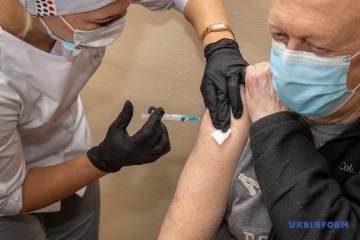 На Дніпропетровщині почали COVID-вакцинацію - перше щеплення зробили 70-річному медику