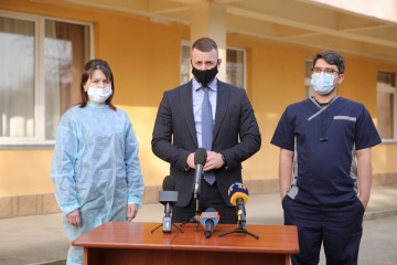 На Закарпатті першим вакцинувався від коронавірусу лікар-інфекціоніст