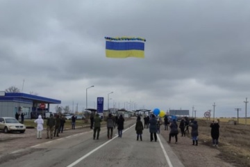 На адмінмежі запустили прапор України з посланнями для жителів окупованого Криму