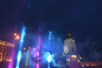 У центрі Києва створили світлову інсталяцію до Дня рідкісних хвороб