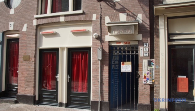 Амстердам планує заборонити куріння канабісу в кварталі червоних ліхтарів