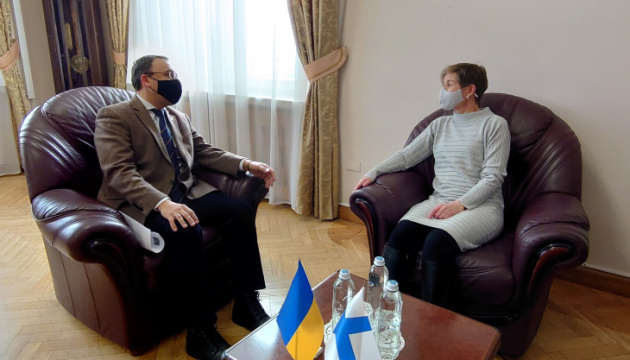 Ucrania interesada en cooperar con Finlandia para contrarrestar las amenazas híbridas