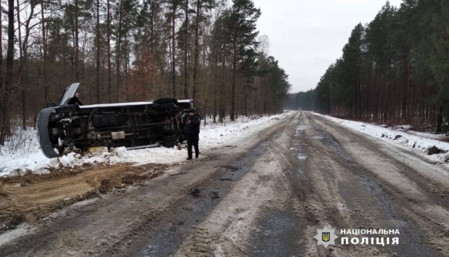 На Волыни перевернулся автобус, пострадала 17-летняя девушка На Волыни перевернулся автобус, пострадала 17-летняя девушка