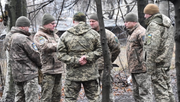 Khomchak visits JFO area to check readiness of soldiers on front line