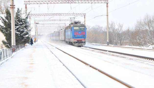 Колії чистять, затримок немає: Укрзалізниця гарантує виїзд із засніжених регіонів