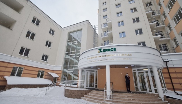 Зеленский осмотрел новое общежитие КНТЭУ