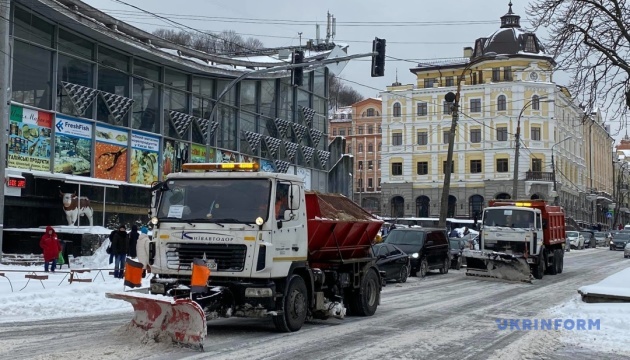 Сніг у Києві прибирають 218 одиниць спецтехніки і 307 комунальників