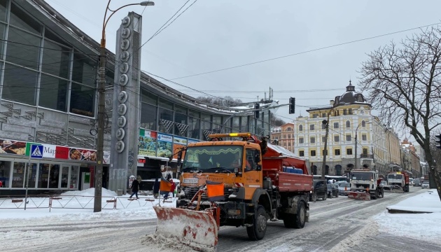 У Києві сніг прибирають понад 3700 комунальників 
