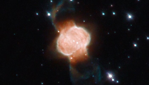 Hubble показав туманність із двома зірками та «метеликом»