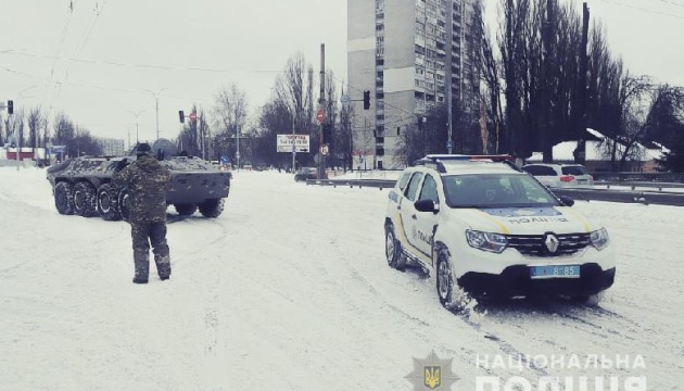Auf Kyjiwer Straßen befreien Schützenpanzerwagen Autos aus Schneefallen