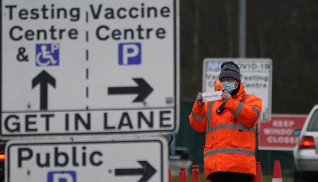 В Англії проводять масове тестування через чотири мутації «британського» штаму коронавірусу