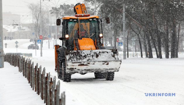 Ожеледиця, перемети та сніг: дороги чистять майже 2 тисячі одиниць техніки